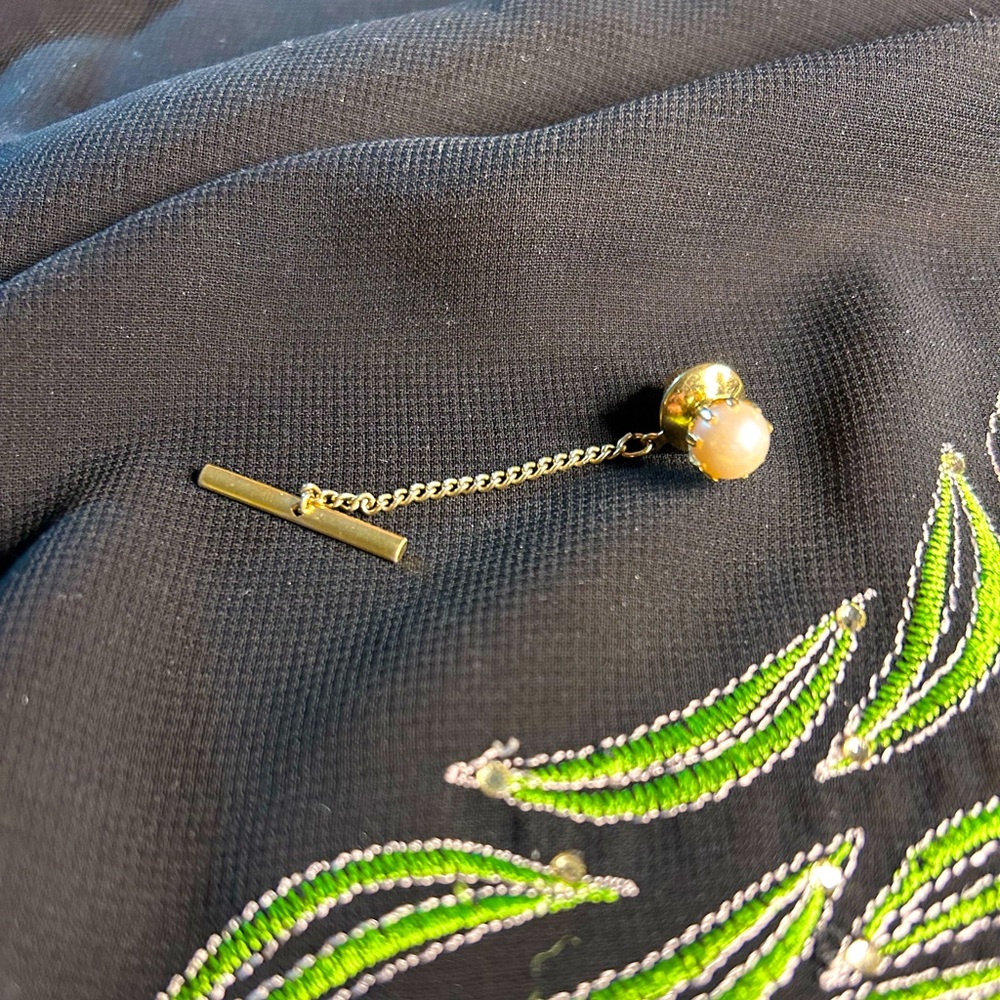 VTG Gold tone Metal and fake pearl tie tack and chain.